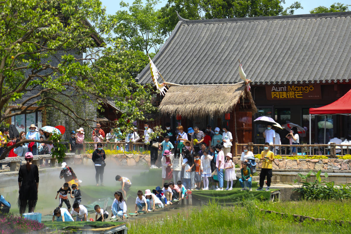 五一假期首日沔阳小镇迎客潮 赛龙舟、逛乐园、赏烟花、品美食引爆旅游热潮