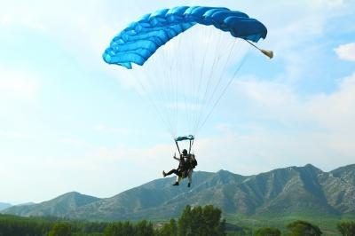 平泉 高空跳伞项目助推旅游产业升级